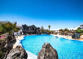 Piscina principal y piscina infantil climatizadas en invierno (en Coral Cotillo Beach, frente a Coral Cotillo Reef) Hotel Coral Cotillo Reef El Cotillo Piscina principal y piscina infantil climatizadas en invierno (en Coral Cotillo Beach, frente a Coral Cotillo Reef) Hotel Coral Cotillo Reef El Cotillo