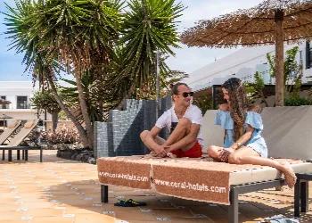 Espacioso solárium con hamacas y camas balinesas (en Coral Cotillo Beach, frente a Coral Cotillo Reef) Hotel Coral Cotillo Reef El Cotillo Espacioso solárium con hamacas y camas balinesas (en Coral Cotillo Beach, frente a Coral Cotillo Reef) Hotel Coral Cotillo Reef El Cotillo